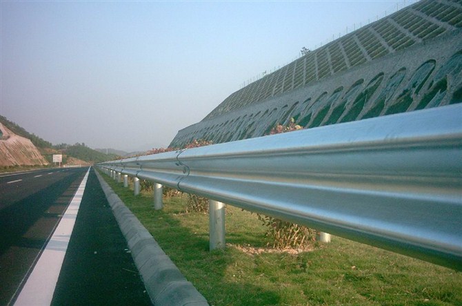高速公路护栏设计的尺度高度是几多？